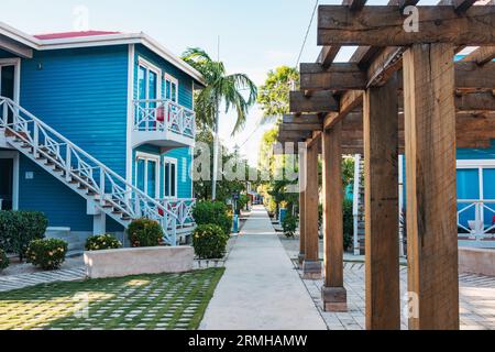 Le chemin principal à travers Placencia township, Belize. Une légende urbaine prétend qu'elle détient le record du monde Guinness de la « rue principale la plus étroite » Banque D'Images