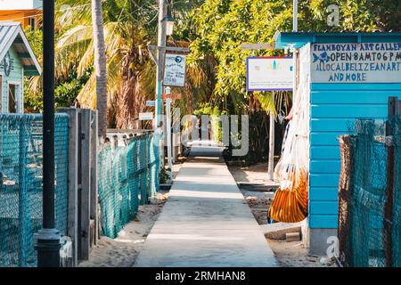 Le chemin principal à travers Placencia township, Belize. Une légende urbaine prétend qu'elle détient le record du monde Guinness de la « rue principale la plus étroite » Banque D'Images