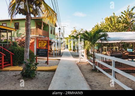 Le chemin principal à travers Placencia township, Belize. Une légende urbaine prétend qu'elle détient le record du monde Guinness de la « rue principale la plus étroite » Banque D'Images