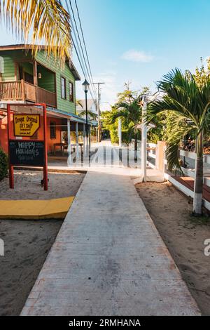 Le chemin principal à travers Placencia township, Belize. Une légende urbaine prétend qu'elle détient le record du monde Guinness de la « rue principale la plus étroite » Banque D'Images