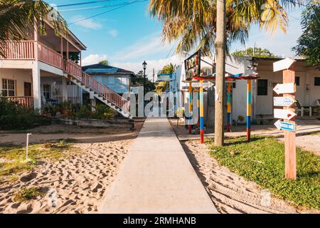 Le chemin principal à travers Placencia township, Belize. Une légende urbaine prétend qu'elle détient le record du monde Guinness de la « rue principale la plus étroite » Banque D'Images