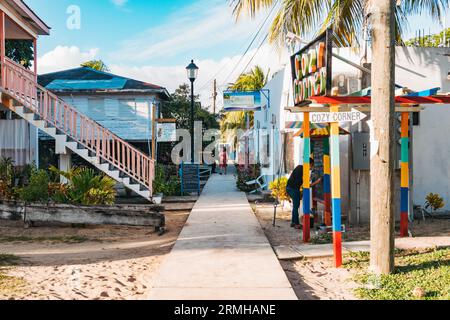 Le chemin principal à travers Placencia township, Belize. Une légende urbaine prétend qu'elle détient le record du monde Guinness de la « rue principale la plus étroite » Banque D'Images