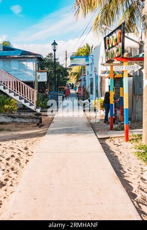 Le chemin principal à travers Placencia township, Belize. Une légende urbaine prétend qu'elle détient le record du monde Guinness de la « rue principale la plus étroite » Banque D'Images