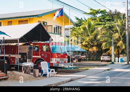 Caserne de pompiers volontaires Placencia au Belize. Un camion a été acheté d'un service d'incendie de Caroline du Sud, aux États-Unis, et donné par un résident local Banque D'Images