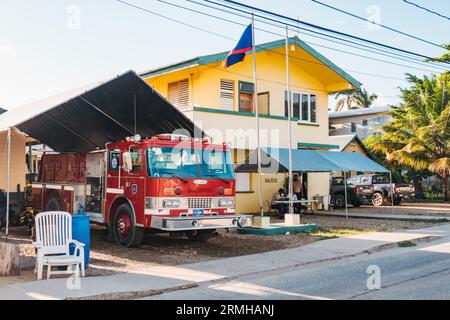 Caserne de pompiers volontaires Placencia au Belize. Un camion a été acheté d'un service d'incendie de Caroline du Sud, aux États-Unis, et donné par un résident local Banque D'Images