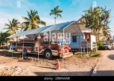 Caserne de pompiers volontaires Placencia au Belize. Un camion a été acheté d'un service d'incendie de Caroline du Sud, aux États-Unis, et donné par un résident local Banque D'Images