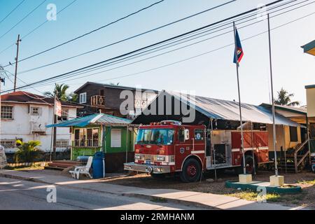 Caserne de pompiers volontaires Placencia au Belize. Un camion a été acheté d'un service d'incendie de Caroline du Sud, aux États-Unis, et donné par un résident local Banque D'Images