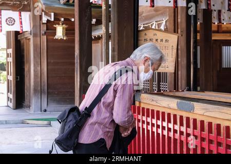 Japon, Kyushu, Fukuoka, Hakata. Adorateur priant au sanctuaire Shinto de Kushida Banque D'Images