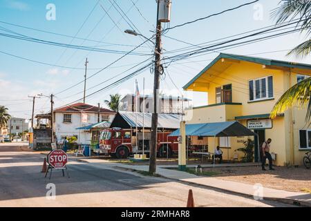 Caserne de pompiers volontaires Placencia au Belize. Un camion a été acheté d'un service d'incendie de Caroline du Sud, aux États-Unis, et donné par un résident local Banque D'Images