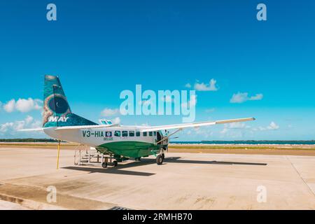 Un Cessna Caravan Maya Island Air attend les passagers à l'aéroport municipal Sir Barry Bowen, Belize City Banque D'Images