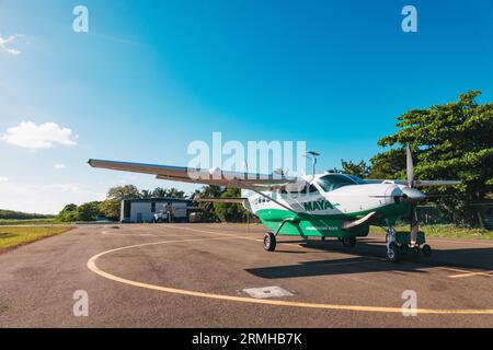 Un Cessna Caravan attend les passagers à l'aéroport de Caye Caulker, Belize, par une journée claire et ensoleillée Banque D'Images