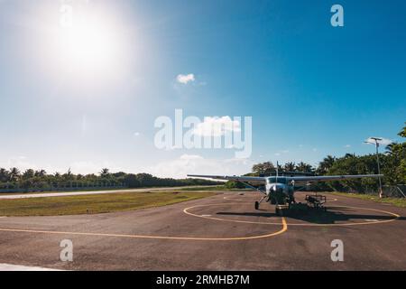 Un Cessna Caravan attend les passagers à l'aéroport de Caye Caulker, Belize, par une journée claire et ensoleillée Banque D'Images