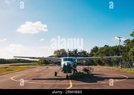 Un Cessna Caravan attend les passagers à l'aéroport de Caye Caulker, Belize, par une journée claire et ensoleillée Banque D'Images