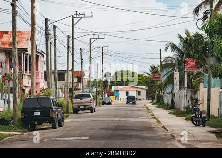 Une rue tranquille et vide de banlieue à Belize City, Belize. Les magasins ont des enseignes Coca-Cola montées à l'avant Banque D'Images