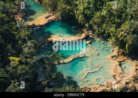 Les touristes nagent et profitent des piscines turquoise sur la rivière Cahabón dans le Monument naturel de Semuc Champey, Guatemala Banque D'Images