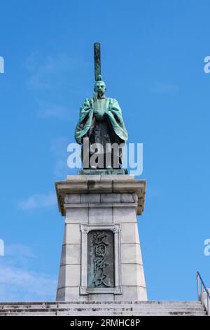 Japon, Kyushu, Fukuoka, Hakata. Parc Higashi. Statue de l'empereur Kameyama-Joko, 1249-1305. Banque D'Images