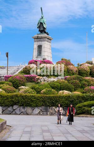 Japon, Kyushu, Fukuoka, Hakata. Parc Higashi. Statue de l'empereur Kameyama-Joko, 1249-1305. Banque D'Images