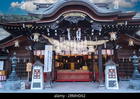 Japon, Fukuoka. Sanctuaire Kushida Shinto. En regardant vers l'autel principal du sanctuaire. Shimenawa Rope et Paper Streamers désignent un espace Sacré. Banque D'Images