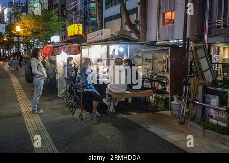 Japon, Fukuoka, Hakata. Stands de restauration le long de la rivière Hakata. Banque D'Images