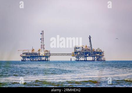 Une plate-forme offshore de gaz naturel est photographiée, le 27 août 2023, à Dauphin Island, en Alabama. De nombreuses plates-formes pétrolières et gazières ont été érigées dans le golfe du Mexique. Banque D'Images