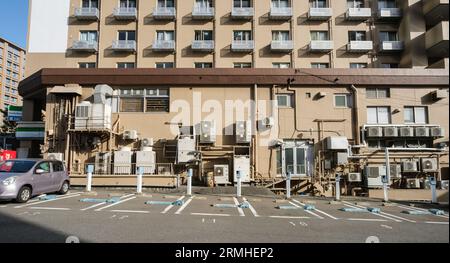 Japon, Fukuoka. Air conditionné et chauffage Syatems sur un immeuble de bureaux. Banque D'Images