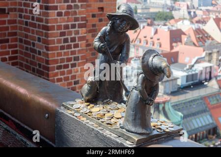 Pologne, Plewiska - 16 août 2023 : nains des sorcières Tekla et Martynka au Pont des Pénitents de Saint L'église de Marie-Madeleine Banque D'Images