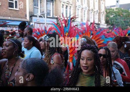 Les femmes profitent de la musique des systèmes audio sur un camion pendant la célébration du Carnaval de Notting Hill de la culture caribéenne. 28/08/2023 Banque D'Images