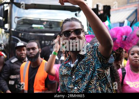 Homme qui aime danser tandis que la musique explose depuis un camion à Ladbroke Grove pendant le Carnaval de Notting Hill. 28/08/2023 Banque D'Images