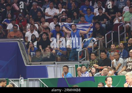 Pasay City, Metro Manila, Philippines. 28 août 2023. Les supporters grecs ont transformé l'arène Mall of Asia en terrain d'accueil lors du match de groupe de la coupe du monde de basket-ball FIBA entre les États-Unis (bleu) et la Grèce (blanc). Les États-Unis ont gagné 109-81. (Image de crédit : © Dennis Jerome Acosta/Pacific Press via ZUMA Press Wire) USAGE ÉDITORIAL SEULEMENT! Non destiné à UN USAGE commercial ! Banque D'Images