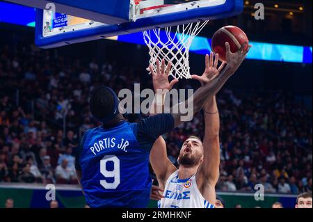 Pasay City, Philippines. 28 août 2023. Bobby Portis Jr. Des USA inverse le layup contre Chatzidakis de Grèce lors de la coupe du monde FIBA 2023 - Team USA vs Team. Les USA gagnent 109-81. (Photo de Noel Tonido/Pacific Press) crédit : Pacific Press Media production Corp./Alamy Live News Banque D'Images