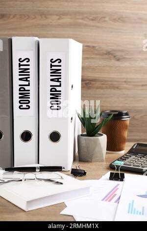 Dossiers avec étiquettes de plaintes sur le bureau Banque D'Images
