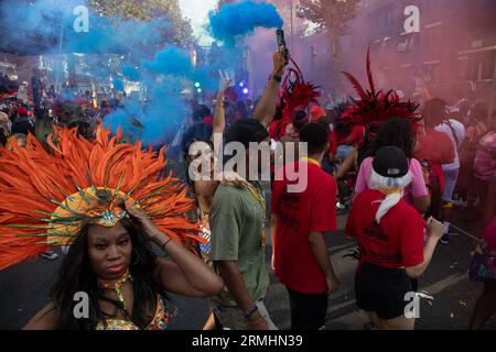 Londres, Royaume-Uni. 28 août 2023. Des millions de personnes ont afflué dans l'ouest de Londres pour célébrer le Carnaval de Notting Hill, le plus grand festival de rue d'Europe célébrant la culture caribéenne. Crédit : Kiki Streitberger / Alamy Live News Banque D'Images