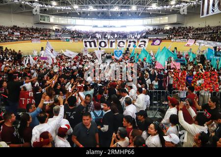 Xalapa, Mexique. 27 août 2023. 27 août 2023 à Xalapa, Mexique, les partisans de Claudia Sheinbaum assistent au rassemblement de clôture de campagne pour soutenir la candidate pour la coordination de la défense de la transformation, Claudia Sheinbaum Pardo au Vélodrome International. Le 27 août 2023. À Xalapa, Mexique. (Photo de Carlos Santiago/ crédit : EYEPIX Group/Alamy Live News Banque D'Images