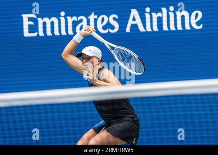 IgA Swiatek (POL) en compétition dans le Round 1 du US Open de tennis 2023. Banque D'Images