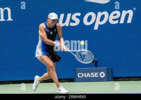 IgA Swiatek (POL) en compétition dans le Round 1 du US Open de tennis 2023. Banque D'Images