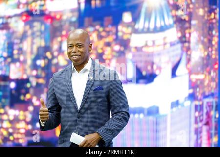 Flushing Meadow, United a déclaré. 28 août 2023. Le maire de New York, Eric Adams, prononce un discours avant que Coco Gauff affronte Laura Siegemund d’Allemagne au premier tour au stade Arthur Ashe lors des Championnats américains Open de tennis 2023 au USTA Billie Jean King National tennis Center, le lundi 28 août 2023 à New York. Photo de John Angelillo/UPI crédit : UPI/Alamy Live News Banque D'Images