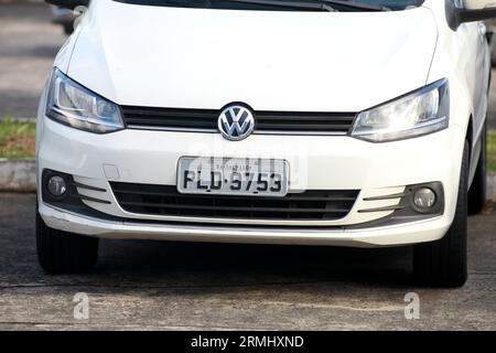 salvador, bahia, brésil - 21 août 2023 : plaque d'identification d'un véhicule vue sur une automobile dans la ville de Salvador. Banque D'Images