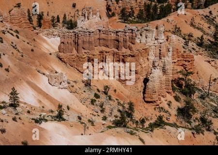 Bryce Canyon, dans l'Utah, est célèbre pour ses formations rocheuses à couper le souffle. Ce parc est célèbre pour ses magnifiques piliers orange et rouge Banque D'Images