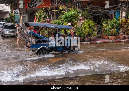 Un tuk tuk fait son chemin à travers les eaux de crue, Bangkok, Thaïlande. © Kraig Lieb Banque D'Images