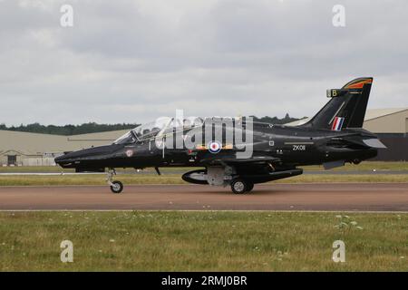 ZK011, un BAE Systems Hawk T2 exploité par le 4e escadron de la Royal Air Force, arrivant à la RAF Fairford dans le Gloucestershire, en Angleterre, pour participer au Royal International Air Tattoo 2023 (riat 2023). Banque D'Images