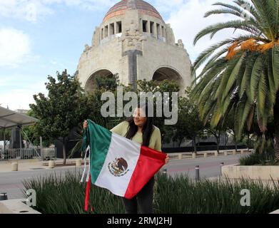 Femme adulte mexicaine montre le drapeau du Mexique avec fierté de sa culture et de sa tradition Banque D'Images