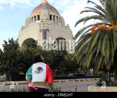 Femme adulte mexicaine montre le drapeau du Mexique avec fierté de sa culture et de sa tradition Banque D'Images