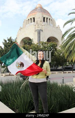 Femme adulte mexicaine montre le drapeau du Mexique avec fierté de sa culture et de sa tradition Banque D'Images