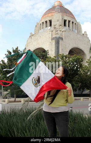 Femme adulte mexicaine montre le drapeau du Mexique avec fierté de sa culture et de sa tradition Banque D'Images