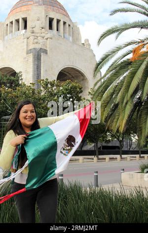 Femme adulte mexicaine montre le drapeau du Mexique avec fierté de sa culture et de sa tradition Banque D'Images