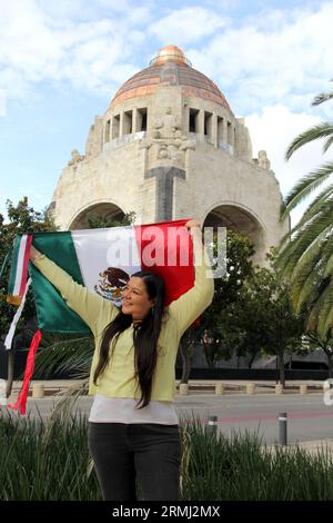 Femme adulte mexicaine montre le drapeau du Mexique avec fierté de sa culture et de sa tradition Banque D'Images