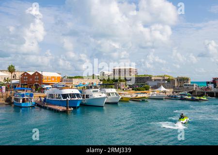 Marina à l'ancien chantier naval royal avec Musée national des Bermudes à l'arrière-plan dans la paroisse de Sandy, Bermudes. Banque D'Images