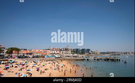 Plage de Praia da Ribeira, Cascais, Portugal. Cascais est une ville balnéaire populaire en pleine croissance sur la côte nord de l'Atlantique portugaise près de la capitale nationale. Banque D'Images