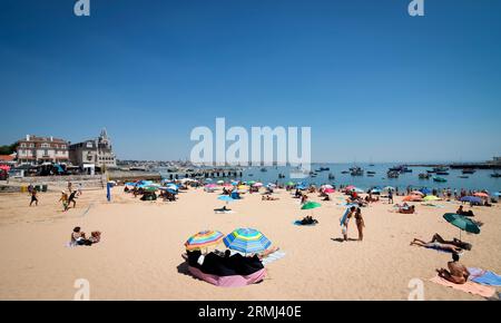 Plage de Praia da Ribeira, Cascais, Portugal. Cascais est une ville balnéaire populaire en pleine croissance sur la côte nord de l'Atlantique portugaise près de la capitale nationale. Banque D'Images