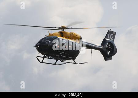 ZM502, un Airbus Helicopters Jupiter HT1 exploité par la 1 Flying Training School, l'aile d'entraînement rotative des forces armées britanniques, arrivant à la RAF Fairford dans le Gloucestershire, en Angleterre, pour participer au Royal International Air Tattoo 2023 (riat 2023). Banque D'Images